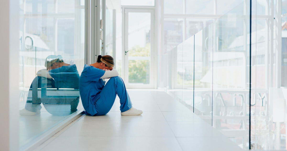 Imagen del artículo Estrés constante, alta presión hospitalaria y largas jornadas de trabajo: los factores que más afectan a la salud mental de los sanitarios